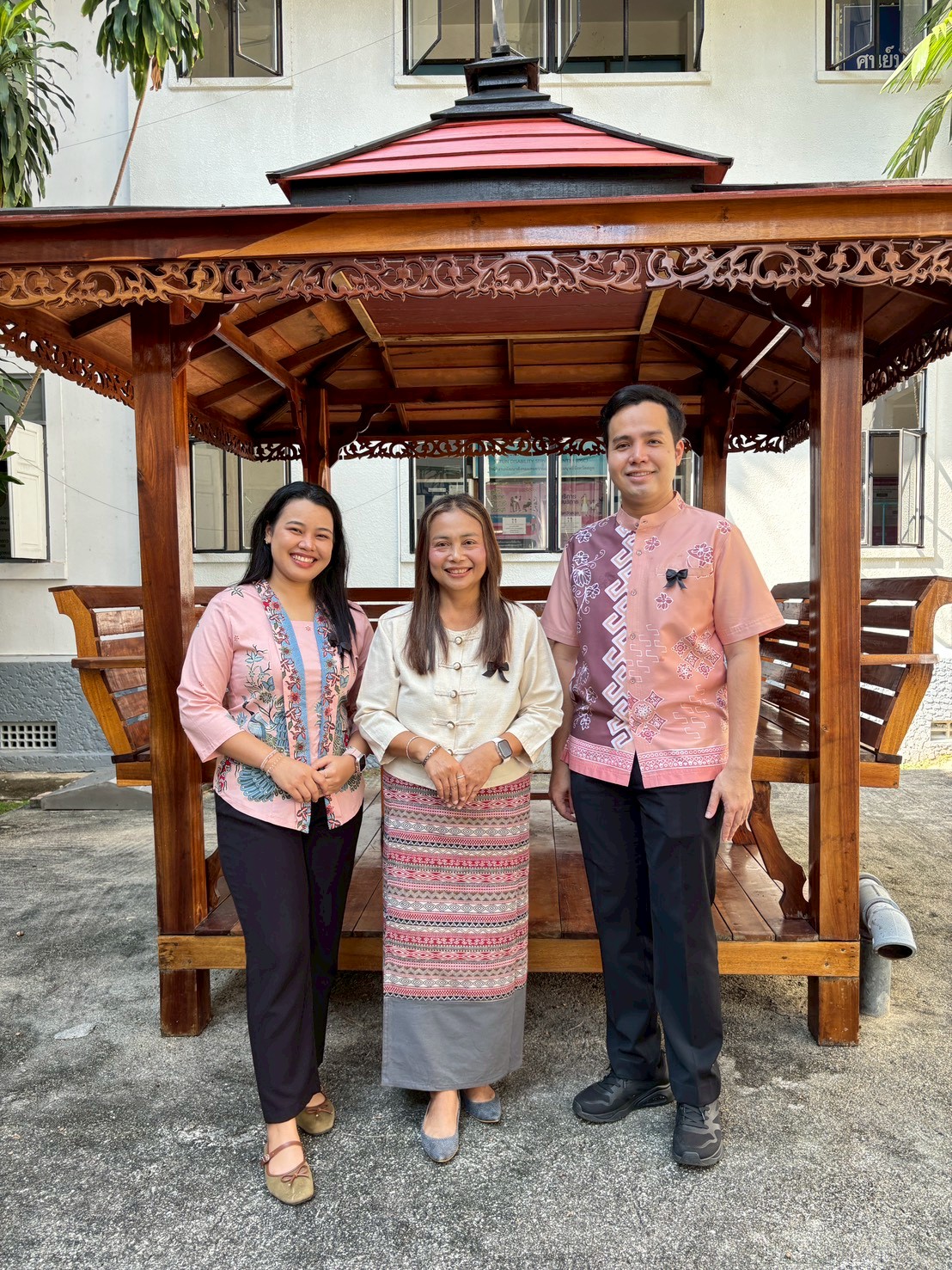 title - ส.ป.ก.สตูล ร่วมแต่งกายชุดไทยสไตล์พื้นถิ่น ภายใต้แนวคิด 